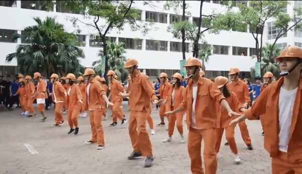 Nhảy flashmob là phải ‘chất’ như sinh viên Đại học Xây dựng trong clip này